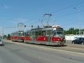 Souprava vozů T3R.PLF ev.č.8263+T3R.P ev.č.8573 vypravená na linku 22 překonala na Vypichu světelně řízenou křižovatku a míří ke stejnojmenné zastávce. | 9.7.2011
