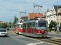 Souprava vozů T3R.PLF ev.č.8270+T3R.P ev.č.8324 vypravená na linku 22 vjíždí na Malém Břevnově do úseku s otevřeným svrškem. | 9.7.2011