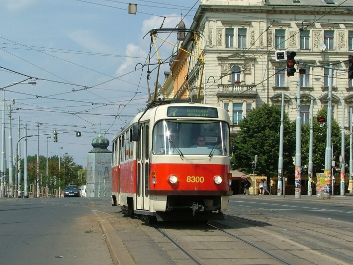 Vůz T3R.P ev.č.8300 vypravený na linku 7 míří od křižovatky Palackého náměstí do stejnojmenné zastávky. | 30.7.2006