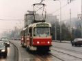 Souprava vozů T3R.P ev.č.8325+8323 vypravená na linku 31 nahrazující uzavřené stanice metra linky A míří k zastávce Vozovna Vokovice. | 27.12.2002