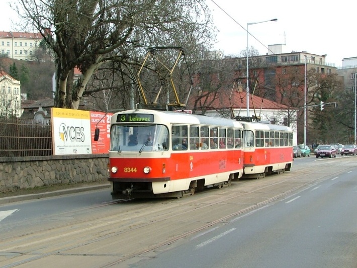 Souprava vozů T3R.P ev.č.8344+8345 vypravená na linku 3 míří pod podolskou porodnicí k Vyšehradskému tunelu. | 15.3.2004