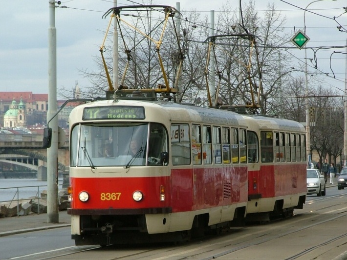 Souprava vozů T3R.P ev.č.8367+8366 vypravená na linku 17 míří po Rašínově nábřeží, jehož nábřežní zeď se právě opravuje, k Výtoni. | 15.3.2004