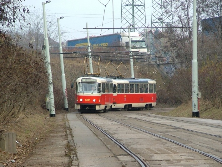 Souprava vozů T3R.P ev.č.8390+8391 vypravená na linku 11 opouští v oblouku podjezd pod Jižní spojkou. | 1.12.2005