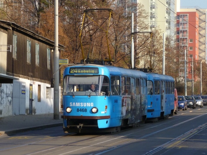 Souprava vozů T3R.P ev.č.8468+8469 vypravená na linku 24 stanicuje v zastávce Plynárna Michle. | 29.11.2011
