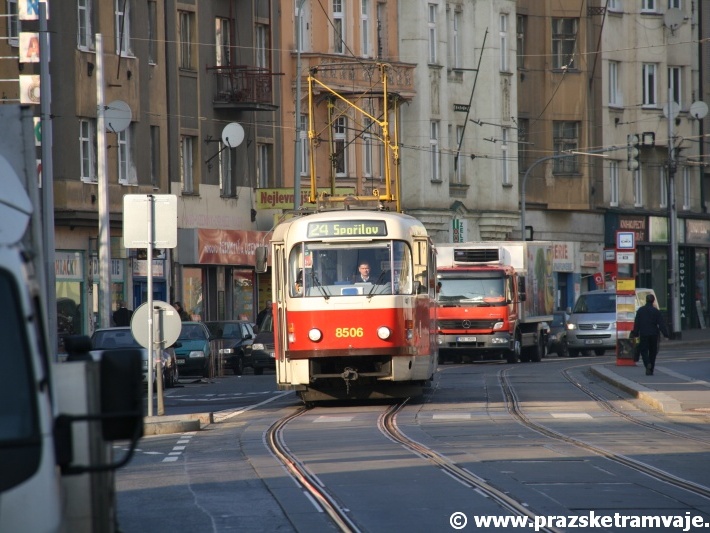Při jízdě k mostu přes Botič míjí protisměrnou zastávku Pod Jezerkou souprava vozů T3R.P ev.č.8506+8507 vypravená na linku 24. | 29.11.2011