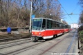 Souprava vozů T6A5 #8601+8640 vypravená na linku 26 klesá od zastávky Na Padesátém do podjezdu pod železniční tratí. | 25.3.2012