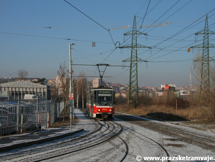Do cíle své cesty, ke smyčce Spořilov, se přiblížil vůz T6A5 ev.č.8606 vypravený na linku 11. | 3.1.2009