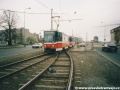 Souprava vozů T6A5 ev.č.8617+8618 vypravená na linku 10 opouští jednokolejný úsek při jízdě k zastávce Štěpničná. | 6.4.2002