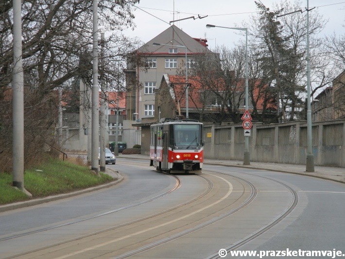 Vůz T6A5 ev.č.8618 vypravený na linku 11 se klikatí ulicí U Plynárny podél areálu Pražské plynárenské. | 8.3.2009