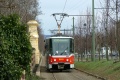 K Pražskému hradu stoupá souprava vozů T6A5 #8619+#8620 vypravená na linku 23. | 21.3.2004