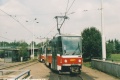 Souprava vozů T6A5 ev.č.8621+8622 vypravená na odkloněnou linku 17 překonává dnes již snesenou kolejovou spojku před nástupními zastávkami ve smyčce Lehovec. | 18.8.2002
