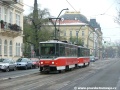 Souprava vozů T6A5 #8657+8658 vypravená na linku 18 míří po Smetanově nábřeží ke Staroměstské. | 27.11.2005