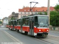 Souprava vozů T6A5 ev.č.8661+8662 vypravená na linku 20 překonává úzké dopravní hrdlo původní Svatovítské ulice, most přes železniční trať. | 29.6.2005