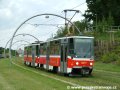 Souprava vozů T6A5 ev.č.8677+8678 vypravená na linku 20 klesá podél hlubočepské měnírny na estakádu přes Růžičkovu rokli | 5.8.2005