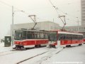 Souprava vozů T6A5 ev.č.8691+8692 vypravená na linku 9 manipuluje na vnější koleji smyčky Spojovací, zatímco po nepojížděné střední koleji smyčky se sněhovou vrstvou prodírá vůz T3R ev.č.8205 jedoucí na cvičné jízdě s novým řidičem | 7.2.1999