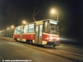 Vůz T6A5 #8696 hned při ranním výjezdu na záložní vlak vozovny Motol dostal za úkol hradit spoj linky 10, na snímku před zastávkou Poštovka. | 23.10.2000