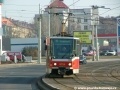 Vůz T6A5 ev.č.8704 vypravený na linku 6 uhání klopeným obloukem ve Vršovické ulici k zastávce Otakarova. | 5.2.2005