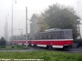 Vůz T7B5 ev.č.0024 je na poslední metry jízdy po pražských kolejích sunut vozy T6A5 ev.č.8717+8718. | 17.10.2001