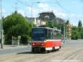 Vůz T6A5 ev.č.8724 vypravený na linku 7 míří na zvýšeném tělese ve středu ulice V Olšinách ke křižovatce Průběžná. | 29.5.2004