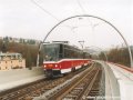 Souprava vozů T6A5 ev.č.8749+8633+8634 stoupá po mostní estakádě přes Prokopské údolí. | 1.11.2003