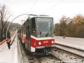 Souprava vozů T6A5 ev.č.8749+8633+8634 při zastavení na mostní estakádě přes Prokopské údolí. | 1.11.2003
