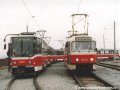 Souprava tří vozů T6A5 ev.č.8749+8633+8634 vedle soupravy vozů T3R.P ev.č.8373+8364+8365 ve smyčce Sídliště Barrandov při zkouškách energetického systému. | 1.11.2003