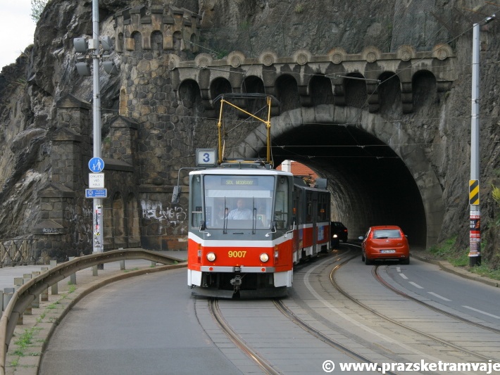 Vůz KT8D5 ev.č.9007 vypravený na linku 3 opouští Vyšehradský tunel a míří k Podolské vodárně. | 31.5.2007