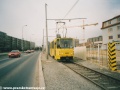 Vůz KT8D5 ev.č.9009 vypravený na linku 24 vjíždí podél stavebního záboru u zastávky Ládví do jednokolejného úseku tramvajové tratě. | 6.4.2002