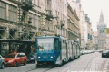 K Václavskému náměstí se Jindřišskou ulicí blíží vůz KT8D5 ev.č.9023 vypravený na linku X-B. | 7.9.2002