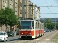 „Polomáčené kátéčko“, neboli vůz KT8D5 ev.č.9040 v původním barevném schématu vypravený na odkloněnou linku 3 míří Vršovickou ulicí ke Slavii. | 30.7.2004