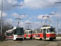 Vůz RT6N2 #9101 během zkušební jízdy manipuluje na vnější koleji smyčky Levského pod dohledem soupravy vozů T3 #6862+6863 vypraveném na linku 17. | 6.4.2006