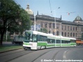 Vůz RT6N1 ev.č.9102 vypravený na linku 11 projíždí obloukem Škrétovy ulice pod dominantou budovy Národního muzea. | 25.8.1997