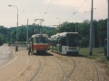 Po trati na Barrandov ani stopy a ve smyčce Hlubočepy v poklidu manipuluje vůz RT6N1 ev.č.9103 vypravený na linku 4 ve společnosti soupravy vozů T3 ev.č.6796+6797 vypravené na linku 12. | 1.8.1998