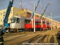 Skládání prototypu tramvaje Škoda 14T ev.č.9111 na pražské koleje v areálu Opravny tramvají Ústředních dílen | 11.12.2005