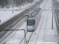 Za husté sněhové vánice míří Plzeňskou ulicí k vozovně Motol vůz Škoda 14T ev.č.9117 jedoucí za krycím vlakem u vozů T6A5 ev.č.8713+8714. | 27.1.2007