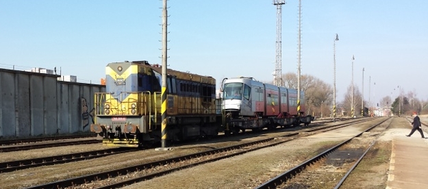 Motorová lokomotiva 740.306-6 přiváží do Prahy tramvajový vůz Škoda 14T ev.č.9127, který se v plzeňské firmě MOVO podrobil opravě úchytů torzních tyčí podvozků. | 10.3.2015