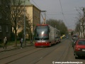 Vůz Škoda 15T ev.č.9213 vypravený na linku 18 vjíždí do zastávky Na Veselí. | 3.4.2011