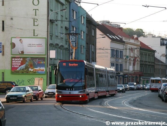 Vůz Škoda 15T ev.č.9213 vypravený na linku 11 míří Nuselskou ulicí k zastávce Michelská. | 21.4.2011