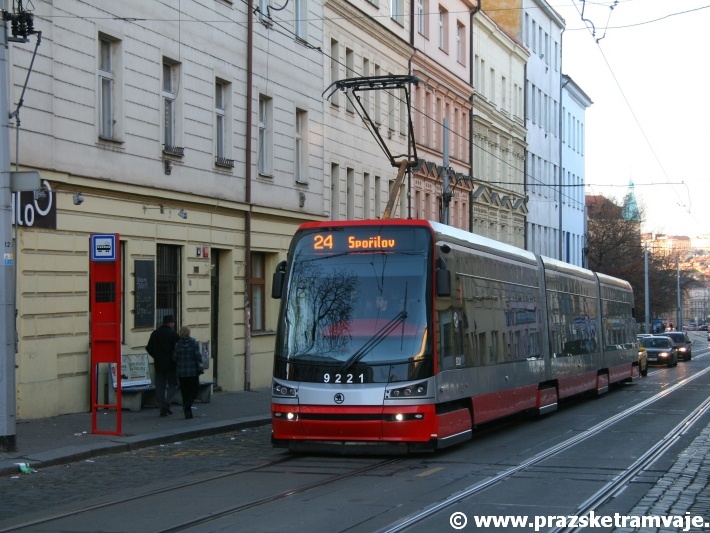 Vůz Škoda 15T ev.č.9221 vypravený na linku 24 odbavuje cestující v zastávce Horky. | 27.11.2011