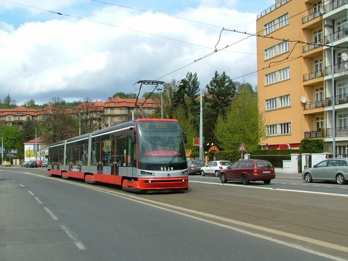 Vůz Škoda 15T ev.č.9229 vypravený na linku 3 míří po nábřeží k zastávce Podolská vodárna. | 22.4.2012