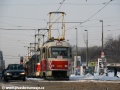 Občas je třeba bojovat se sněhovou nadílkou také vysláním sněhových tramvajových pluhů do pražských ulic i za denního světla. A tak i žižkovský sněhový pluh T3M ev.č.5418 vyčkává na křižovatce Želivského na signál volno. | 16.12.2010