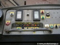 Ovládací panel na stanovišti řidiče cvičného vozu T3 ev.č.5501 opatřený žárovkovými kontrolkami s barevnými clonami | 19.1.2007