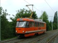 Pracovní vůz T3 ev.č.5521 míří otevřeným svrškem přeložky z roku 1987 od Nového Hloubětína k vjezdu do vozovny Hloubětín. | 24.8.2005