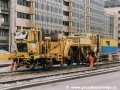Podbíječka Plasser & Theurer 08-275 ZW při rekonstrukci tratě v okolí zastávky Hradčanská, v ulici Milady Horákové | 23.4.2002