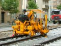 Mechanická podbíječka MINIMA II podbíjí rekonstruovanou trať v Koněvově ulici | 9.8.2006