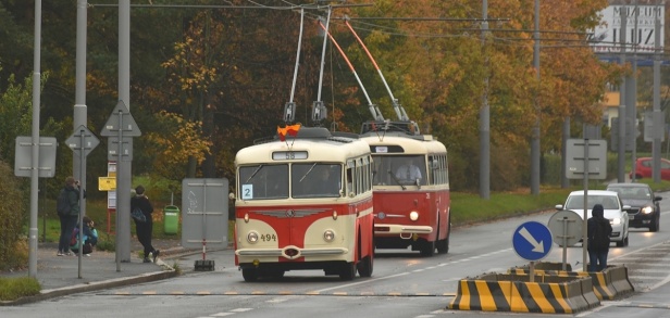 Po padesáti letech od ukončení provozu trolejbusů a pět let od zahájení pilotního obnoveného provozu v Prosecké ulici se opět trolejbusy dostaly do centra pozornosti. | 15.10.2022