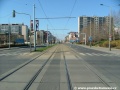 Tramvajová trať překračuje v přímém úseku světelně řízenou křižovatku s ulicemi Bělocerkevská a U Slavie.