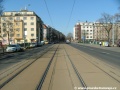 Přímý úsek tramvajové tratě tvořené velkoplošnými panely BKV na zvýšeném tělese ve středu Vršovické ulice za zastávkou Bohemians.