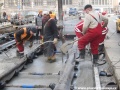 Zhutňování betonu vibrátorem pod tramvajovými kolejemi odstraňuje případné vzduchové bubliny. | 22.2.2012