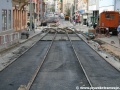 Na zatvrdlý tzv.hubený beton v mezikolejnicovém prostoru je uložena první vrstva sypaného asfaltu. | 11.4.2011